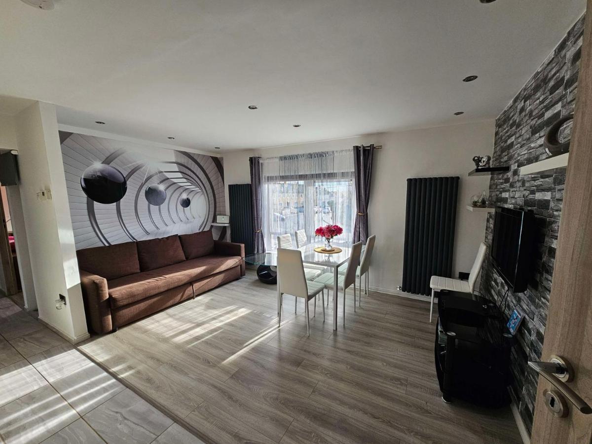 Modern Urban Haven: Stylish Getaway Lisburn Exterior foto