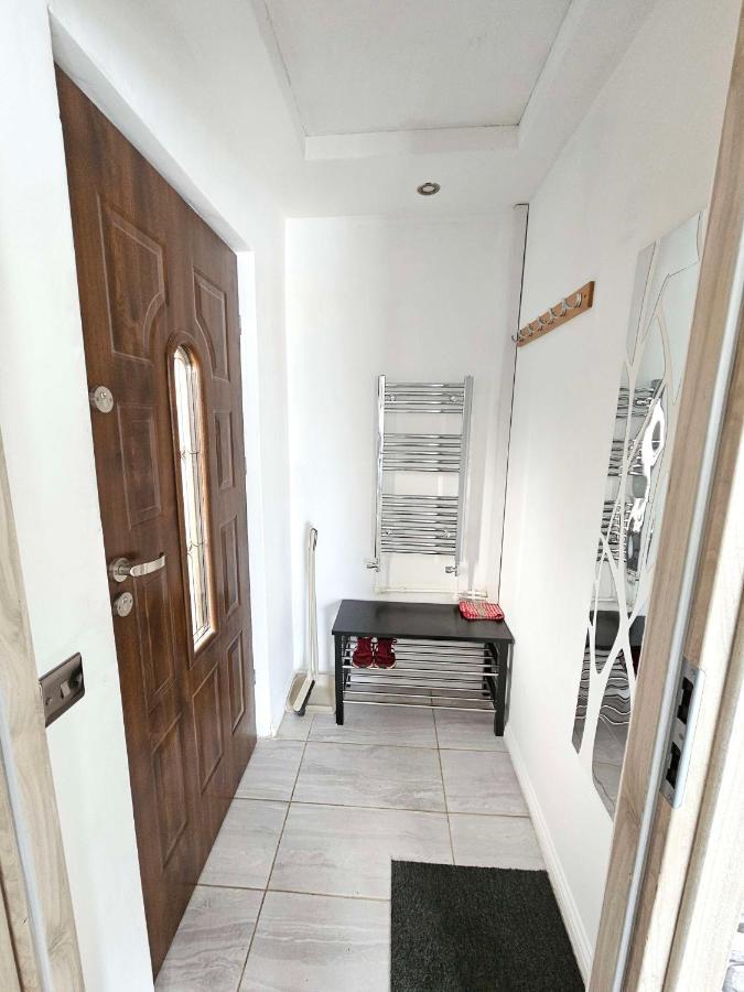 Modern Urban Haven: Stylish Getaway Lisburn Exterior foto