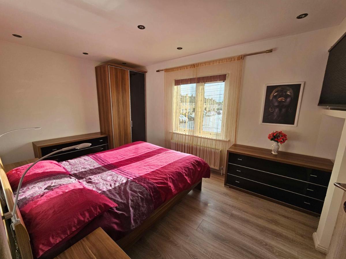 Modern Urban Haven: Stylish Getaway Lisburn Exterior foto