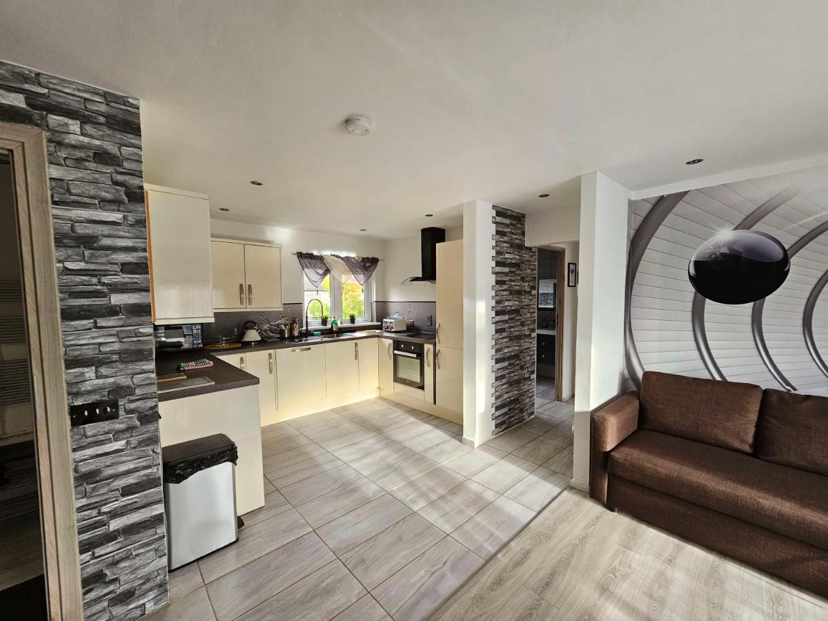 Modern Urban Haven: Stylish Getaway Lisburn Exterior foto