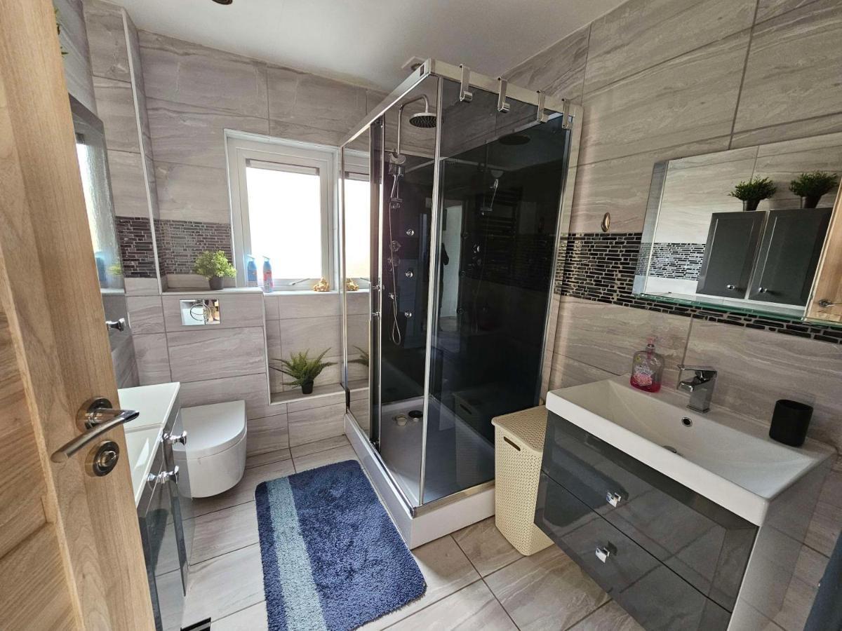 Modern Urban Haven: Stylish Getaway Lisburn Exterior foto